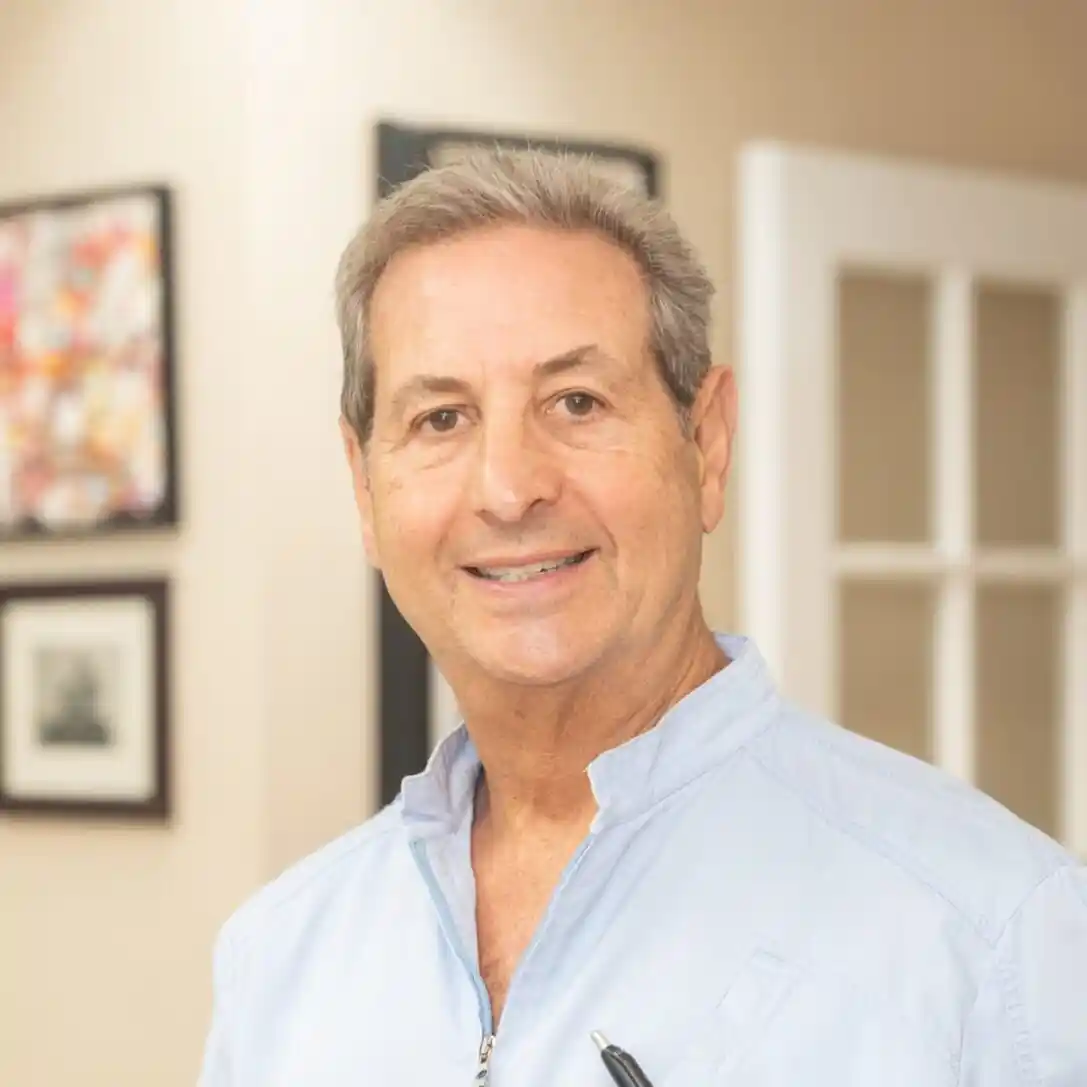 Headshot of Dr. Brandon Huang, DDS, a highly skilled general and cosmetic dentist with over 20 years of experience, an Invisalign Diamond Plus Provider, and a top 1% Invisalign Provider in the U.S., fluent in English and Mandarin